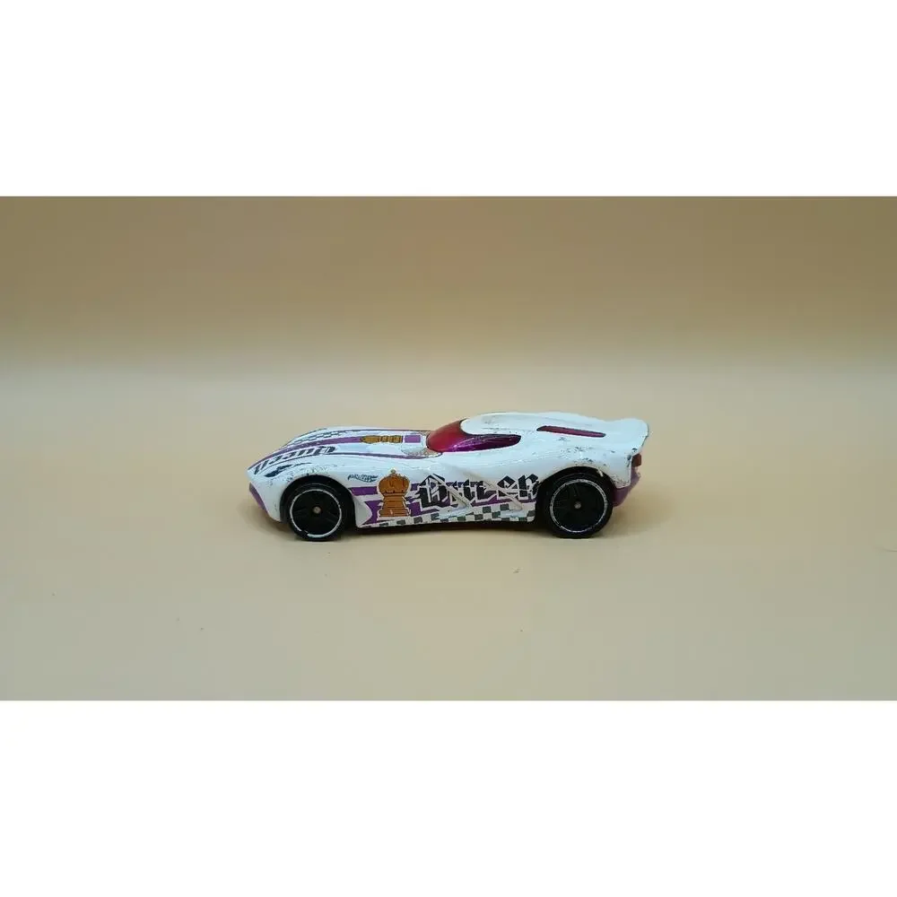 2014 HOT WHEELS-1/64 Diecast White BDD03 Queen Racing Car-Malaysia